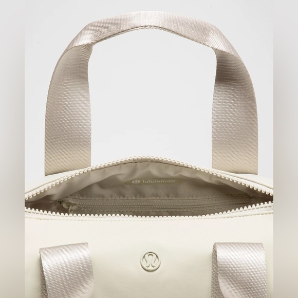 🆕🤍 Lululemon Knit Nylon Mini Barrel Duffle Bag - Raw Linen - Picture 2 of 3